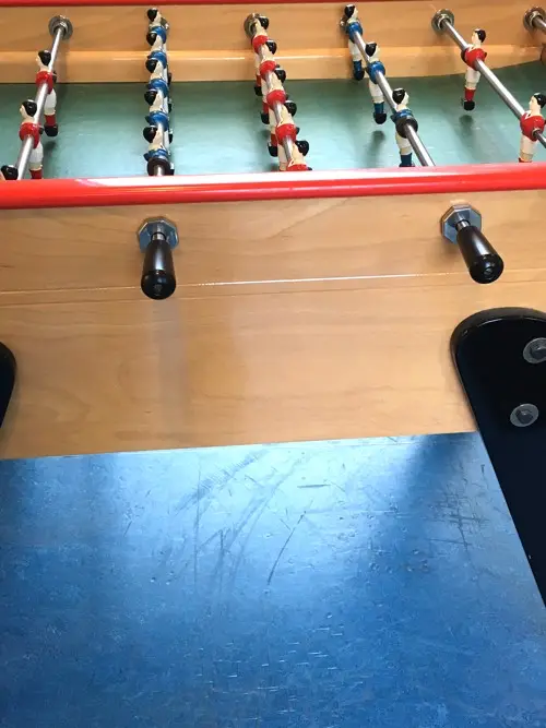 Et-bordfodboldbord-med-mærker-i-gulvet